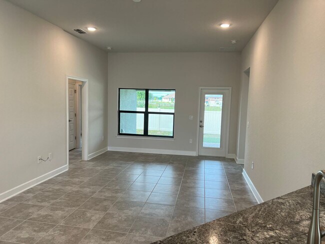 Building Photo - Rent this brand-new home in Davenport today!
