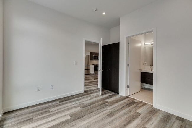 Building Photo - 2 Bedroom in Northern Liberties - Parking Available