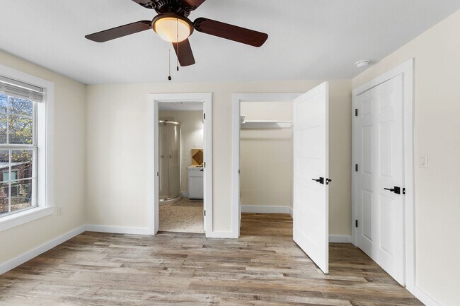 Building Photo - 407 Sarah St