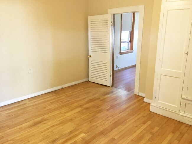 Building Photo - 4-bedroom 1 Bath Single-Family Home Near D...