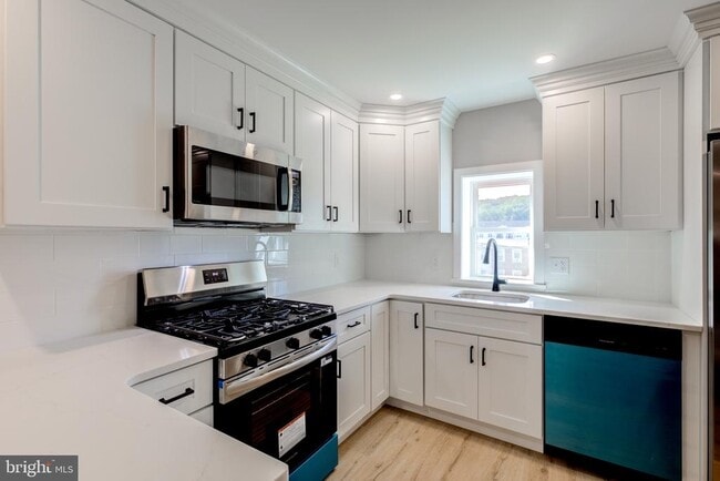 Building Photo - 369 E Hector St