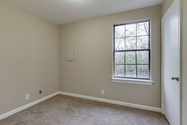 Building Photo - Beautiful Renovated Duplex in Madison