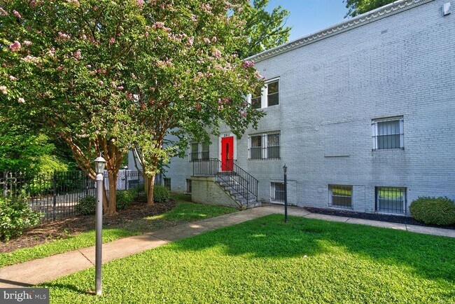 Building Photo - 2911 8th St SE