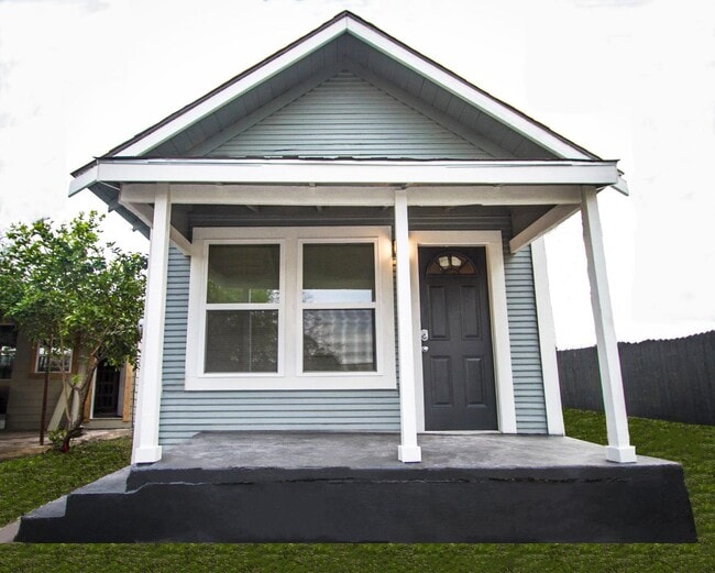 Building Photo - Renovated 1BR/1BA Downtown Home