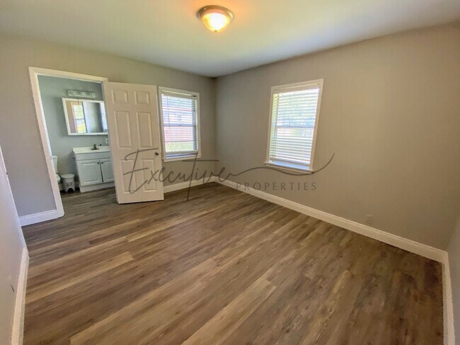 Building Photo - Updated 3-Bedroom Home with Bonus Room & F...