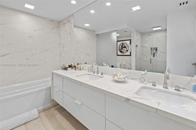 Building Photo - 19122 Fisher Island Dr
