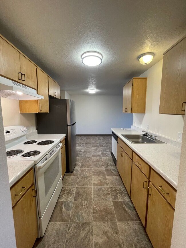Building Photo - Rent Special: 1/2 Off June's Rent!! Second Floor 3 Bedroom apartment