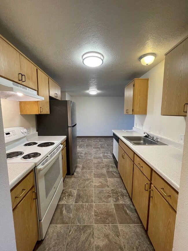 Building Photo - Second Floor 3 Bedroom apartment