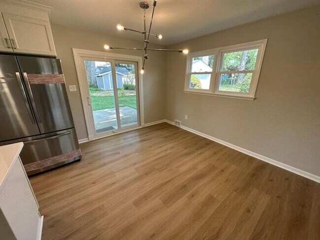 Building Photo - Immaculate 3 BD 2 BA Detached Home with Ga...