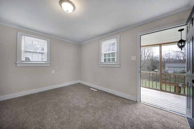 Building Photo - 307 Rice St