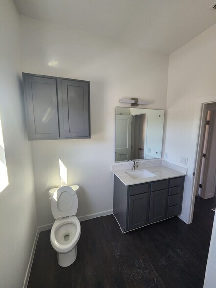 Building Photo - 2716 Kerria Ave