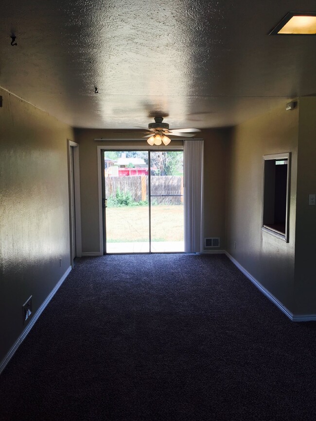 Building Photo - Spacious 4BR/2BA Home with HUGE Yard! AVAI...
