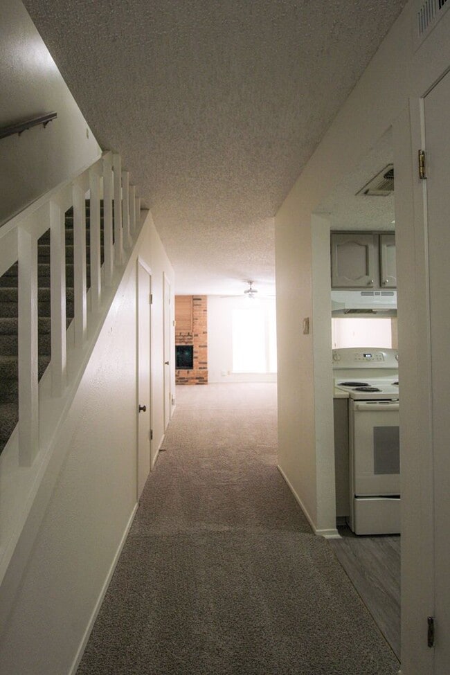 Building Photo - 1327 Julienne Pl