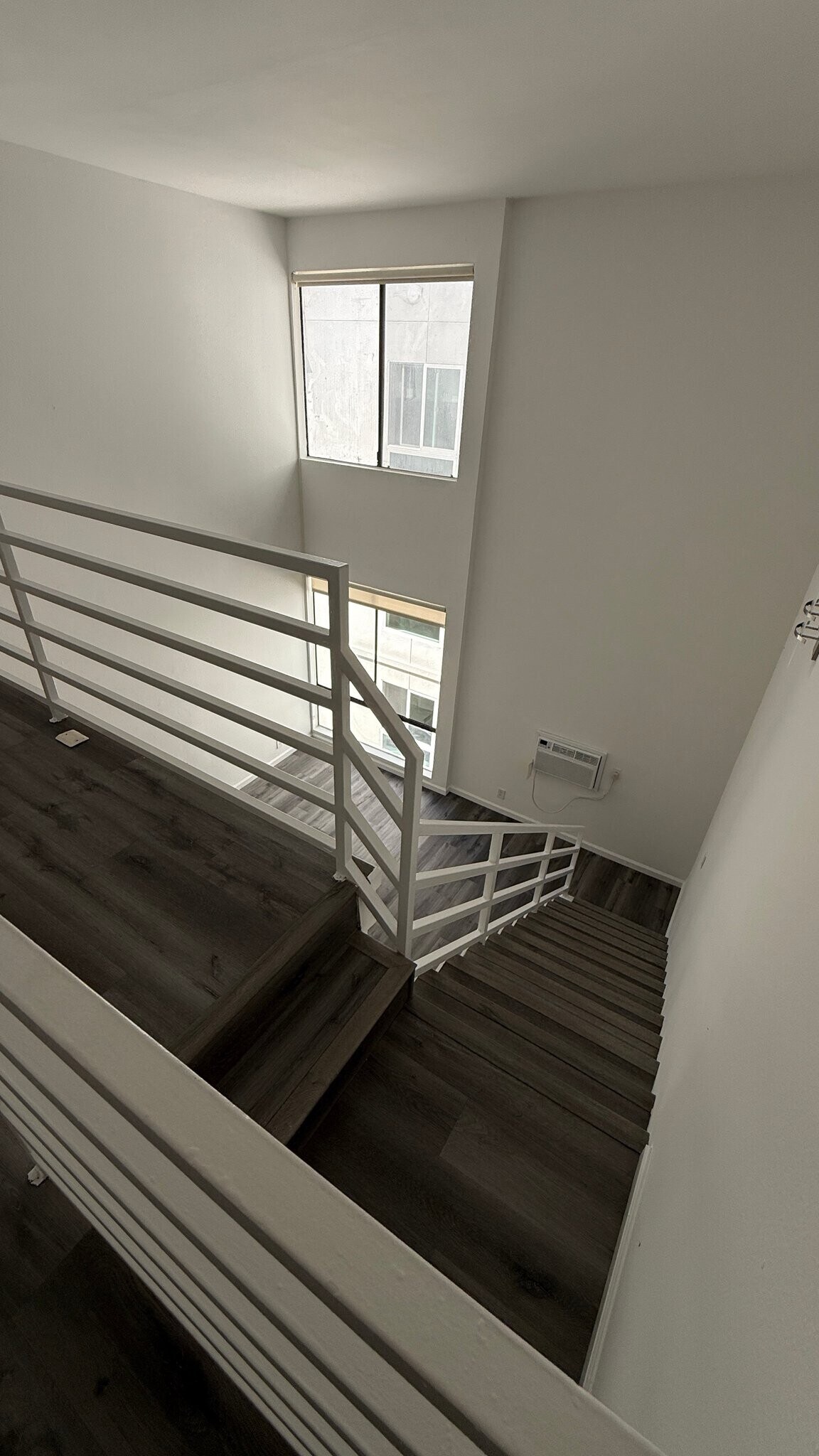 Building Photo - 7044 Hawthorn Ave