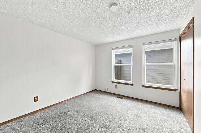 Building Photo - 3 bed, 3 full bath - perfect for roommates!