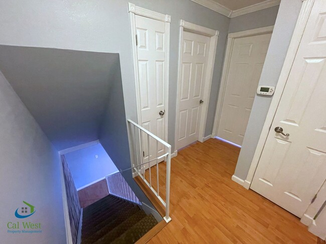 Building Photo - $2795- 2 Bed/1 Bath Remodeled two Story To...