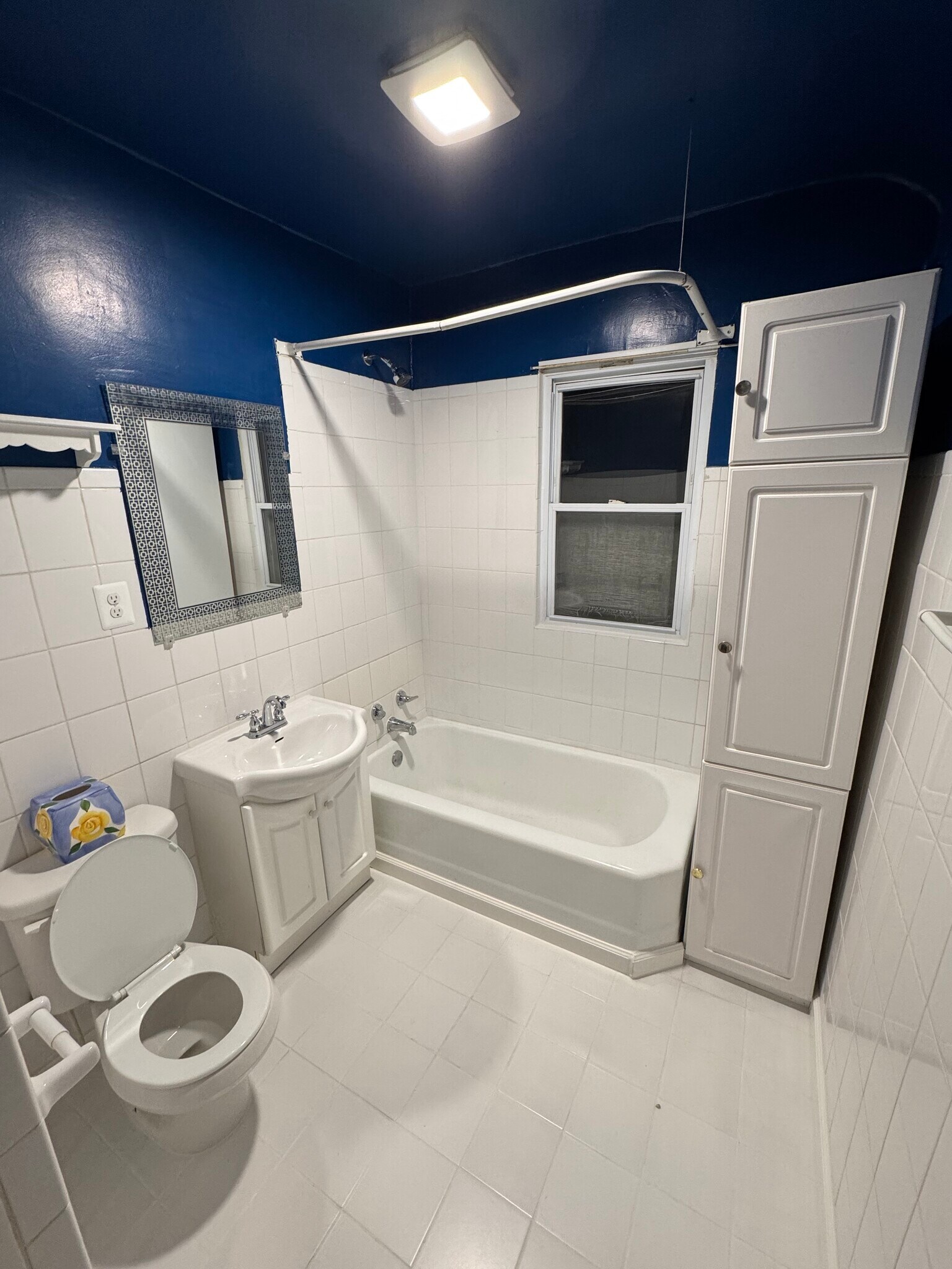 Full bathroom - 4704 W Waveland Ave