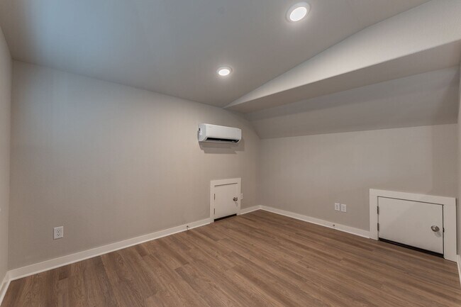 Building Photo - 1327 Van Buren Ave