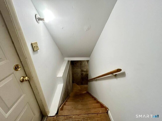 Building Photo - 19 Somers St