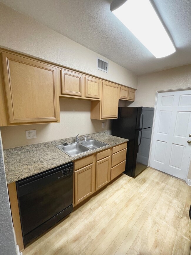 Building Photo - 225 E New Hampshire St