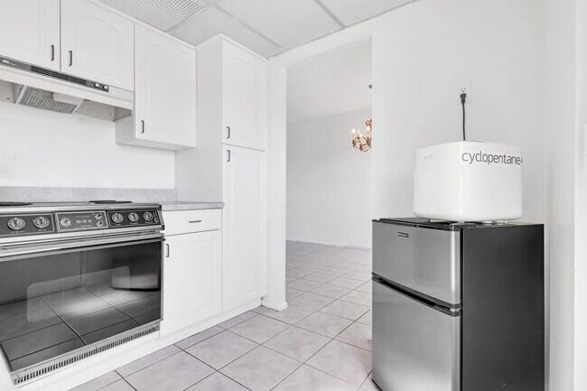 Building Photo - 2555 NE 11th St