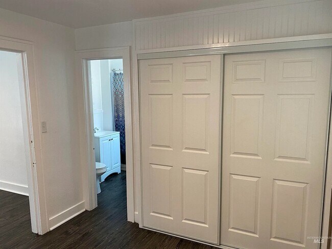 Building Photo - 907