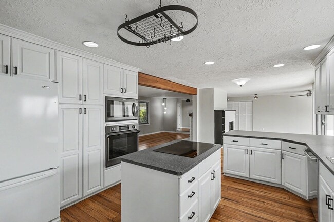 Building Photo - 4 bed, 2 bath single-level home in quiet West Salem neighborhood!