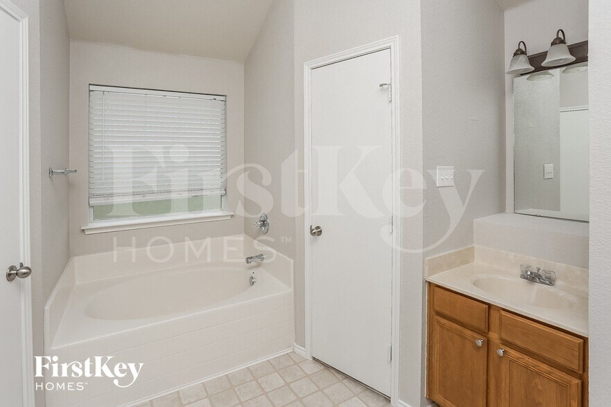 Building Photo - 1049 Castle Top Dr