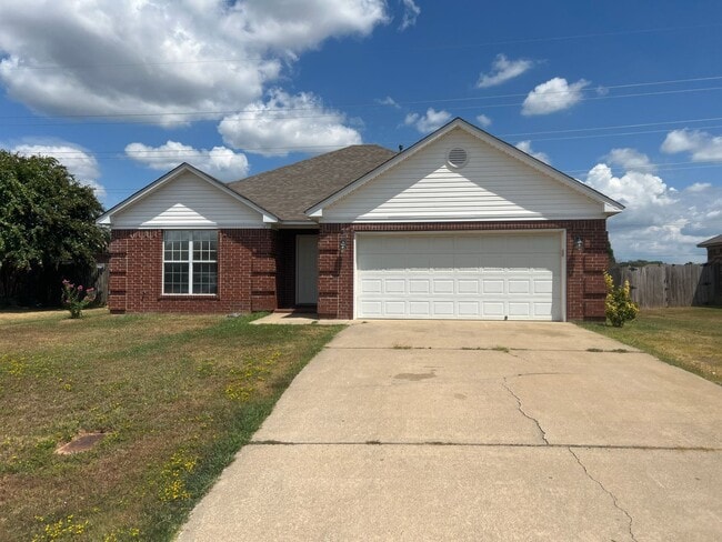 Primary Photo - Charming 3 Bed 2 Bath Home