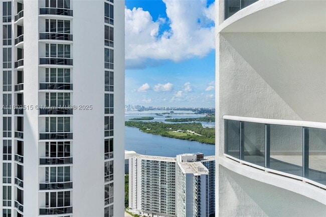 Building Photo - 16001 Collins Ave