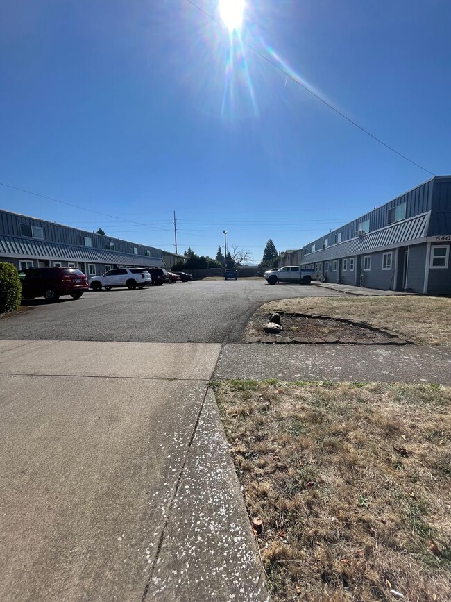 Building Photo - 2 Bedroom Town House!