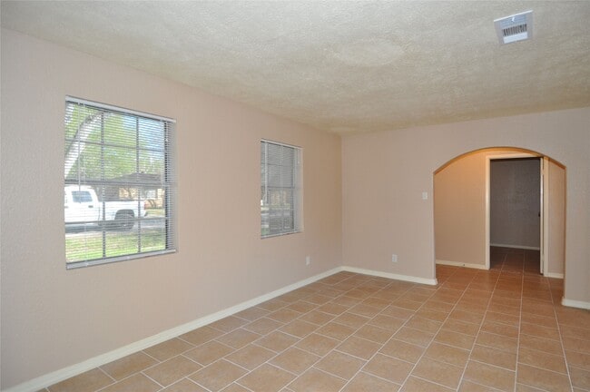 Building Photo - 4710 Pine St