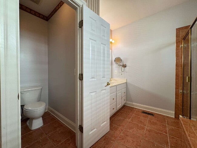Building Photo - Spacious Elegance in Gated Piedmont!