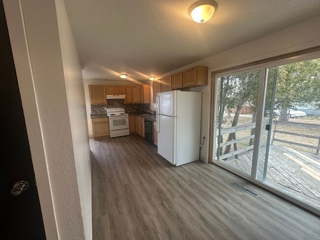 Building Photo - Three bedroom, Two bathroom home located i...
