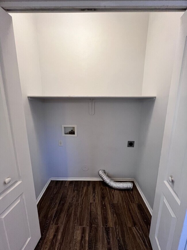 Building Photo - NW- 3 bedroom/ 2 bathroom with 2 car garage