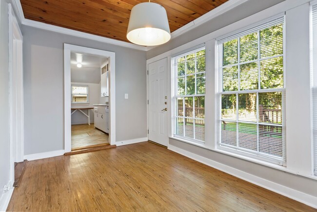 Building Photo - Austin Stone Cottage in Stonewall Park