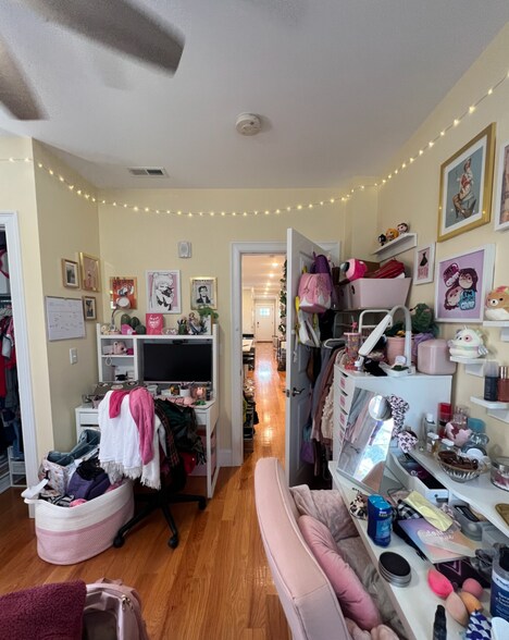 Building Photo - 118 Holland St