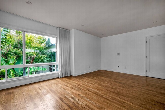Building Photo - Designer unit in West Hollywood!