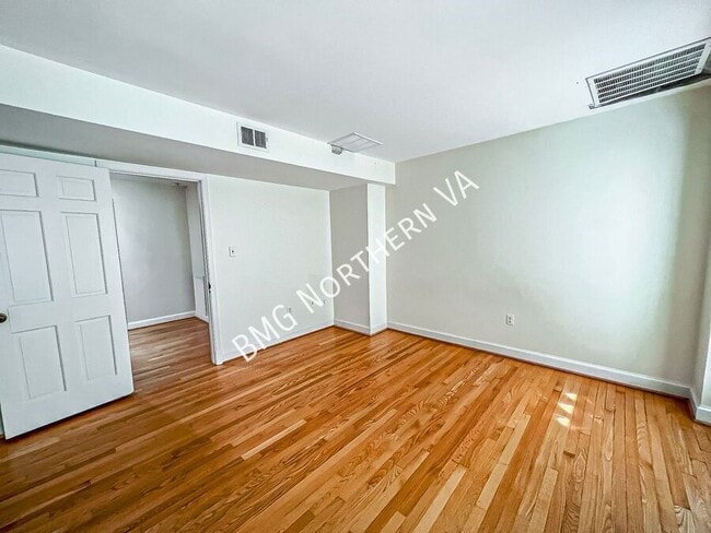 Building Photo - 1325 Lynnbrook Dr