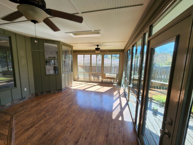 Building Photo - 416 Shallow Creek Rd