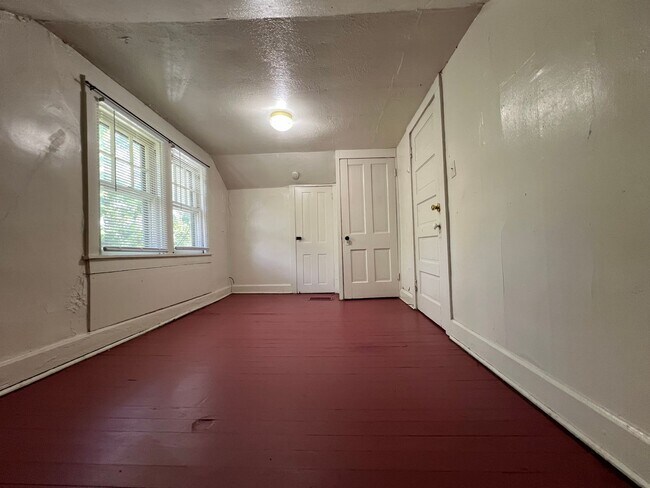 Building Photo - 805 N Park Ave