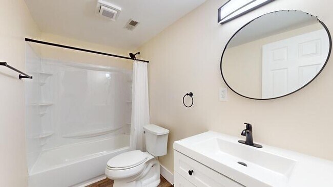 Building Photo - Renovated 4Bd 2.5 Bth Town Home Near Soula...