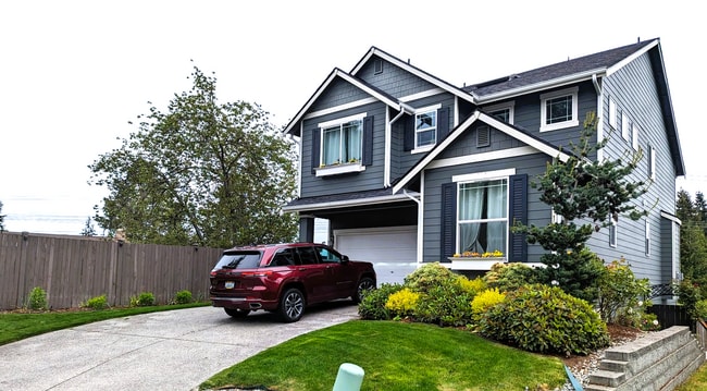 Building Photo - Spacious Corner 5 bed Single Family Home i...