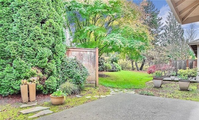 Building Photo - Stylish Upgraded Townhome Near Redmond Town Center & Sammamish Trail