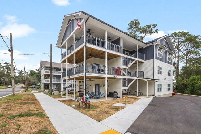 Building Photo - 1720 Airport Dr