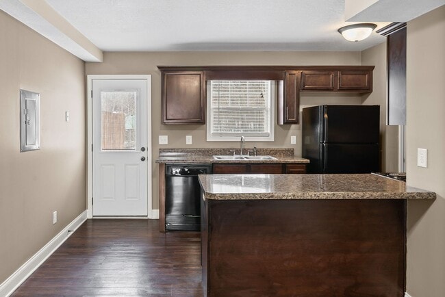 Building Photo - Pet Friendly Two Bedroom!