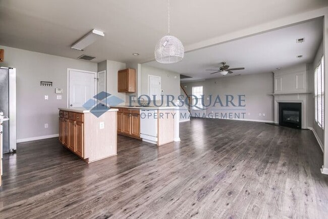 Building Photo - Single Family | Back Patio | Two- Car Gara...