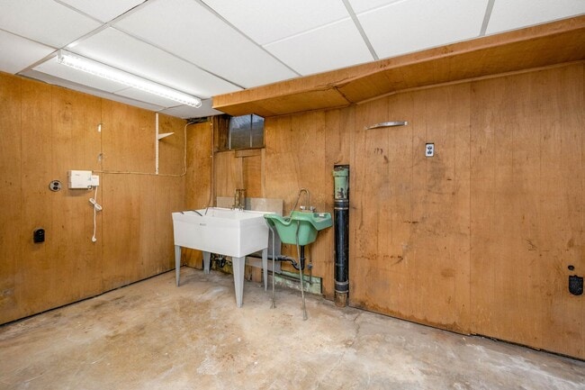 Building Photo - AVAILABLE APRIL 1ST! RENOVATED 3-bedroom!