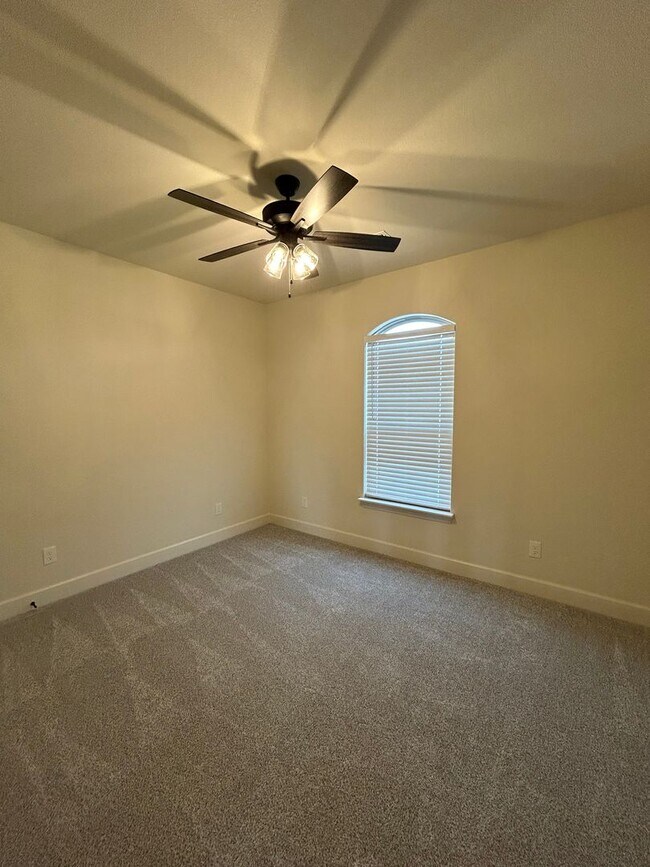 Building Photo - Beautiful Modern Home in Pea Ridge!