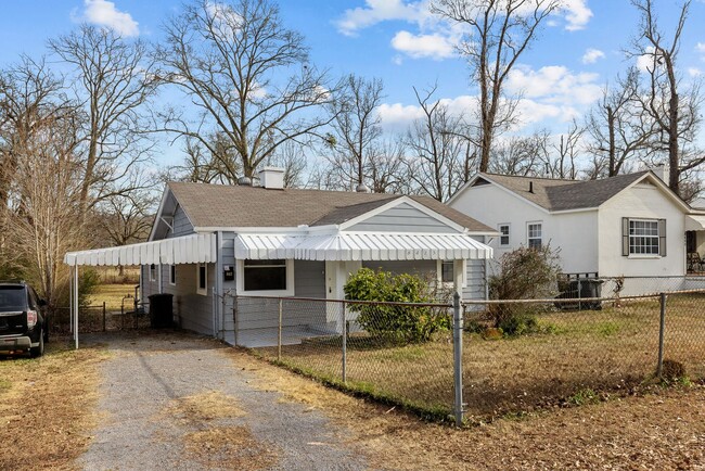 Building Photo - Newly Renovated 4 Bedroom 2 Bath Home with...